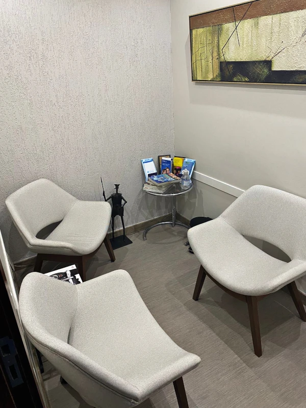 Fotografia de consultório odontológico com mesa e cadeira de dentista.