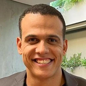 Fotografia somente do rosto do paciente Émerson Pancieri