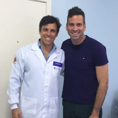 Fotografia do Dr Claudio Costa e o jogador de futebol Artur Moraes