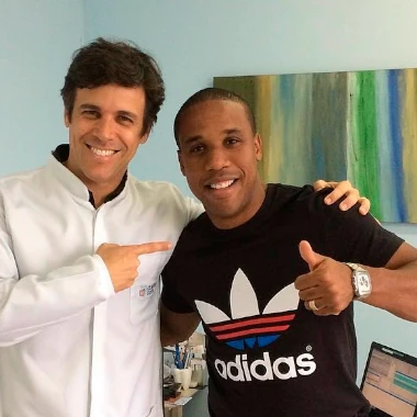 Fotografia do Dr Claudio Costa e o jogador de futebol Borges