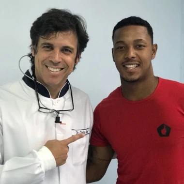 Fotografia do Dr Claudio Costa e o jogador de futebol David