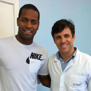 Fotografia do Dr Claudio Costa e o jogador de futebol Dedé