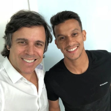 Fotografia do Dr Claudio Costa e o jogador de futebol Henrique