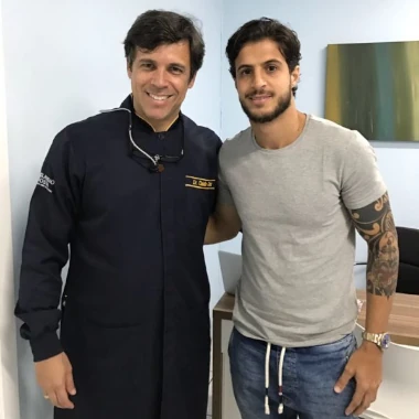 Fotografia do Dr Claudio Costa e o jogador de futebol Hudson