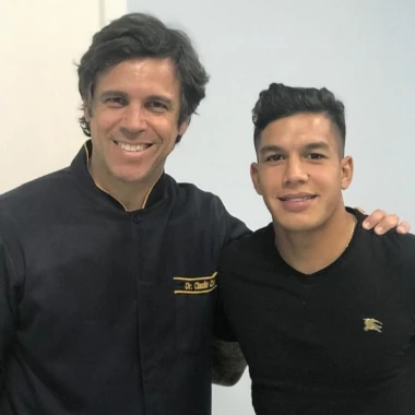 Fotografia do Dr Claudio Costa e o jogador de futebol Lucas Romero