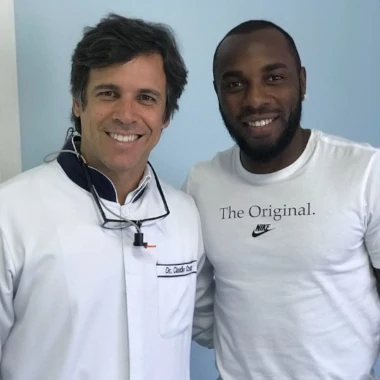 Fotografia do Dr Claudio Costa e o jogador de futebol Manuel