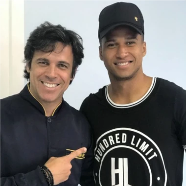 Fotografia do Dr Claudio Costa e o jogador de futebol Murilo