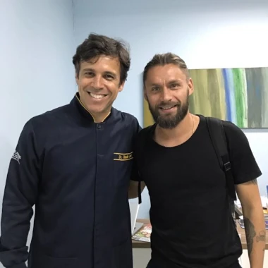 Fotografia do Dr Claudio Costa e o jogador de futebol Rafael Sobis