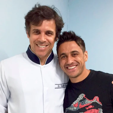 Fotografia do Dr Claudio Costa e o jogador de futebol Robinho