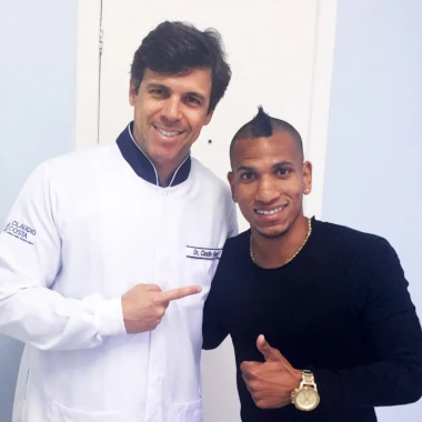 Fotografia do Dr Claudio Costa e o jogador de futebol Rómulo Otero