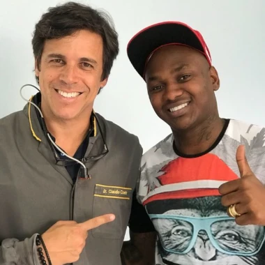 Fotografia do Dr Claudio Costa e o jogador de futebol Sassá