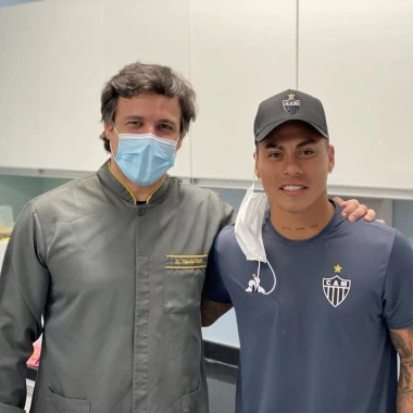 Fotografia do Dr Claudio Costa e o jogador de futebol Eduardo Vargas