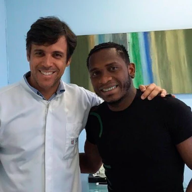 Fotografia do Dr Claudio Costa e o jogador de futebol Willians
