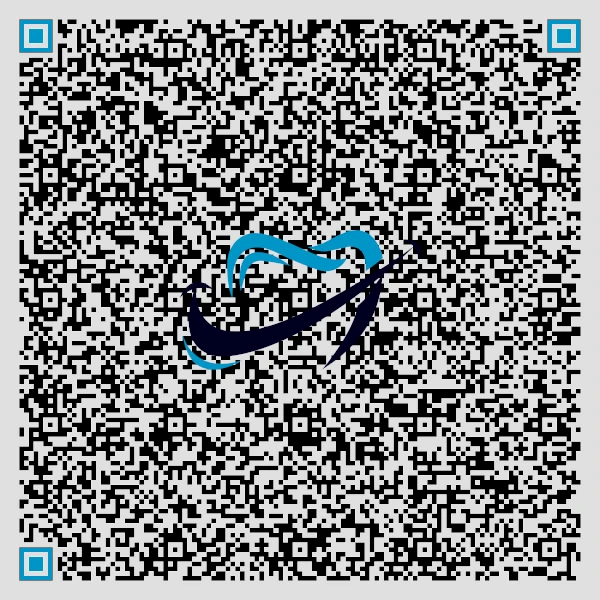 Foto de uma mulher branca com a boca aberta fazendo limpeza nos dentes.