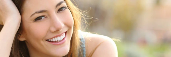 foto de uma mulher branca sorrindo apos tratamento com Dr Claudio Costa